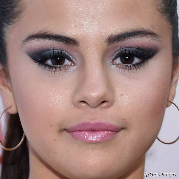 Selena Gomez mostrou sua criatividade ao destacar os olhos com sombra roxa com puxadinho para o canto externo para conferir a première do filme 